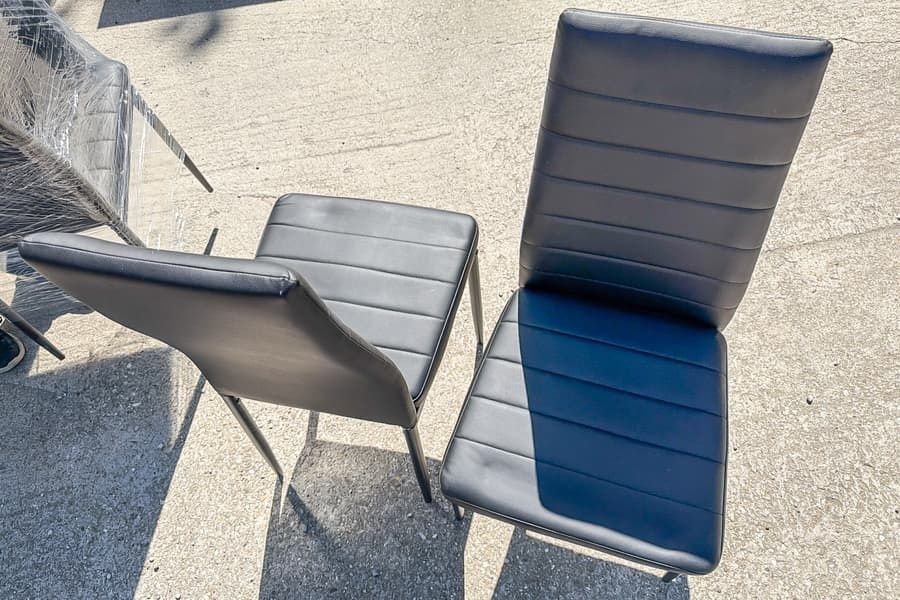 4 scaune cu aspect de piele
