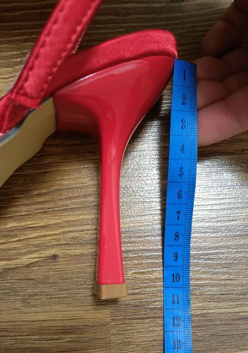 Sandale satin rosu cu toc