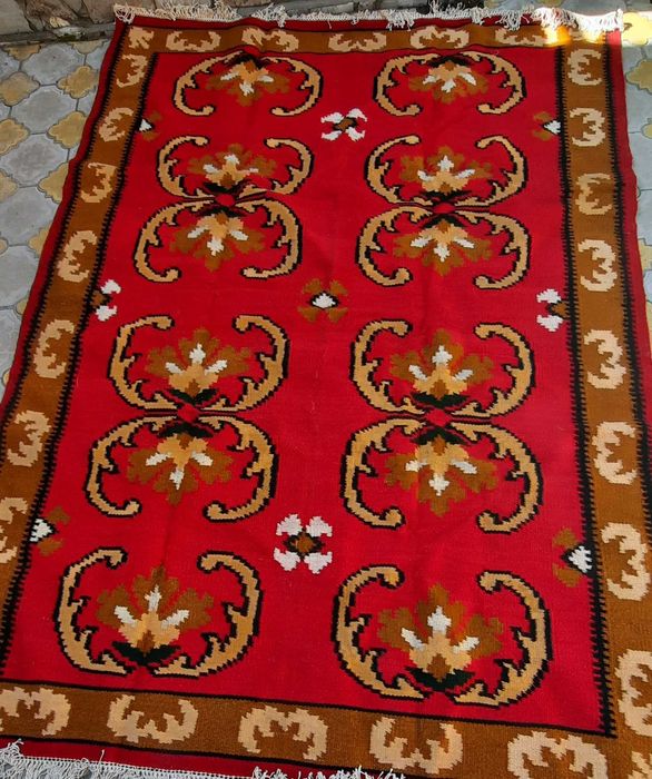 Котленски килим-червен