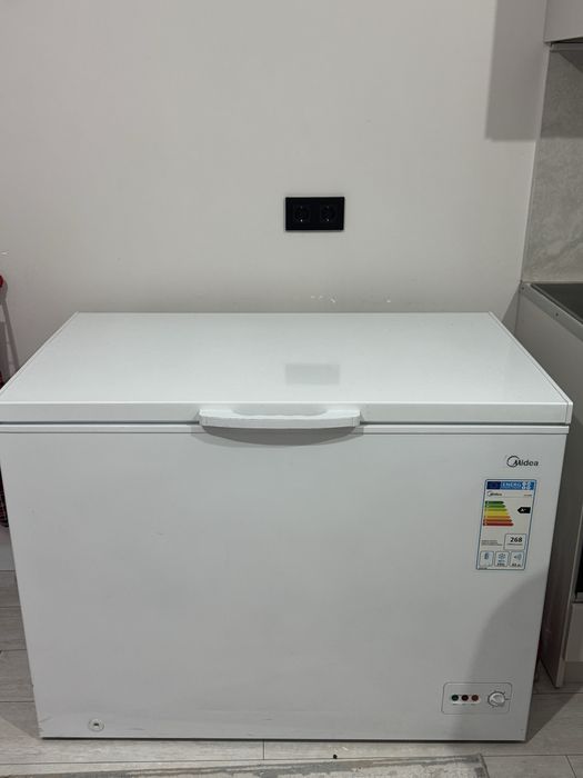 Продам морозилку Midea