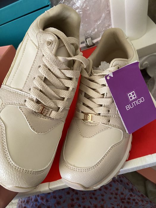 Женские кроссовки