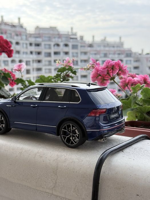 Колекционерски модел Volkswagen Tiguan R-line 1/18