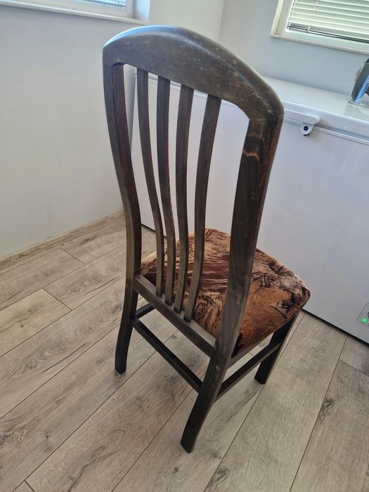 Елегантен дървен стол