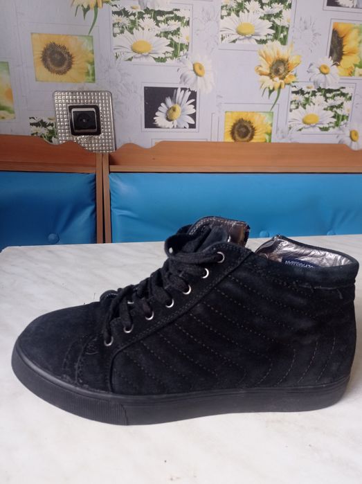 Продам мужские зимние ботинки