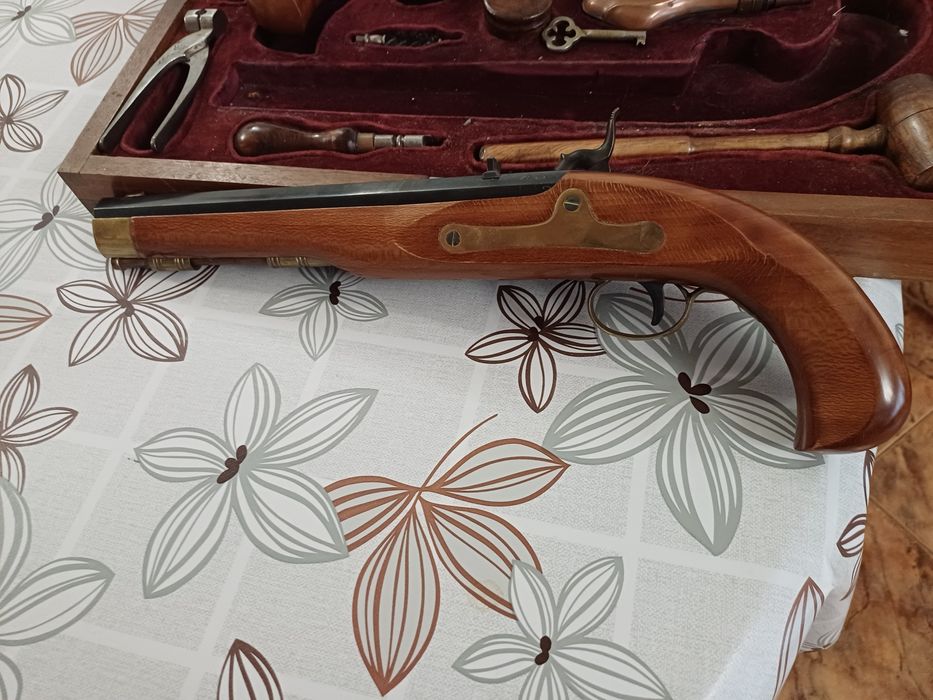 Чифт капсулни пистолети