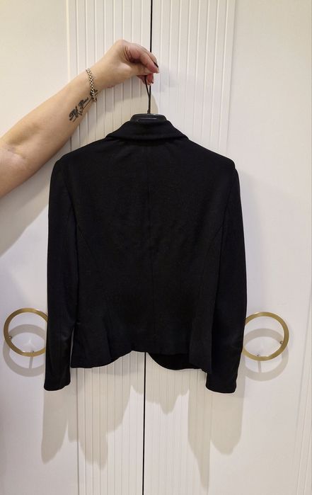 Короткий чёрный пиджак