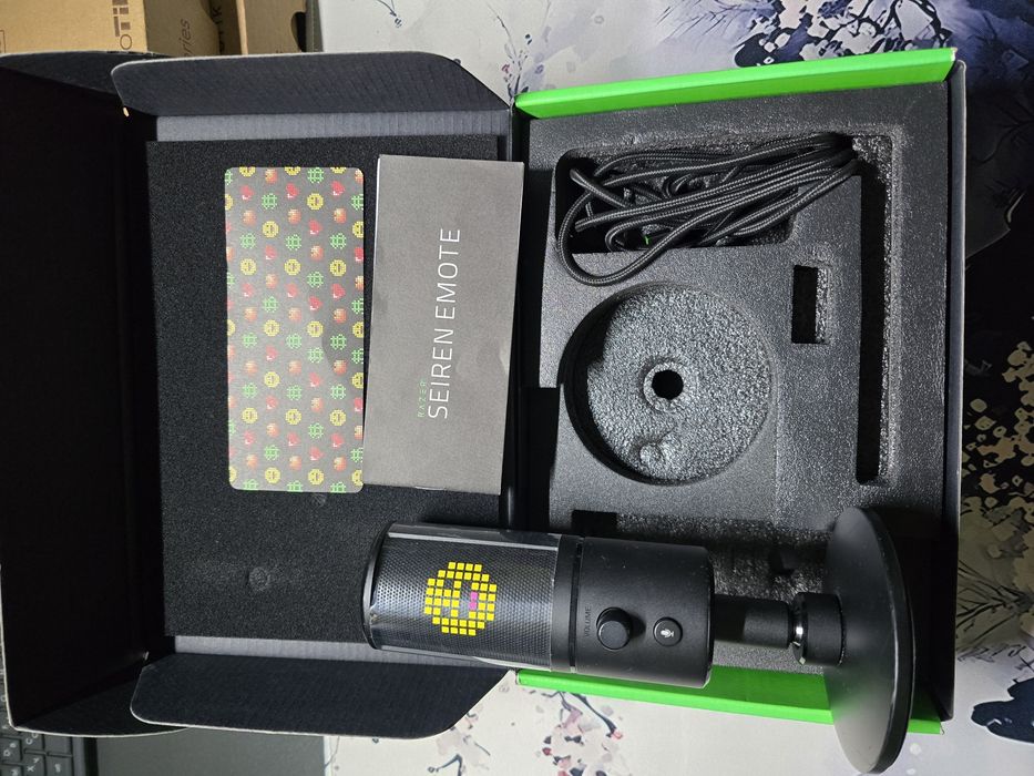 Микрофон Razer Seiren Emote
