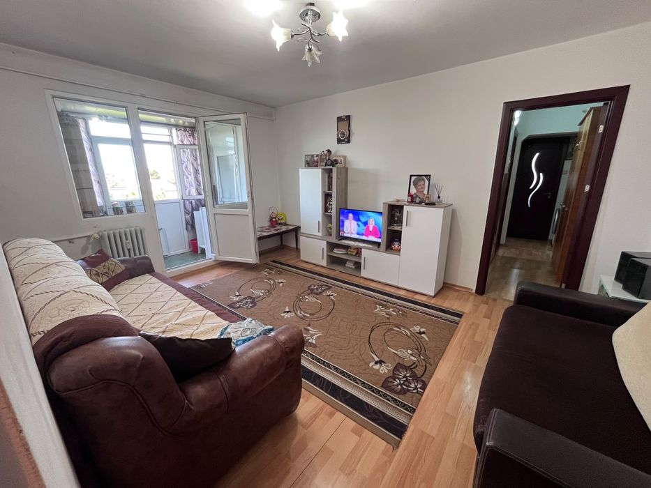 Apartament 3 camere semidecomandat Rovine