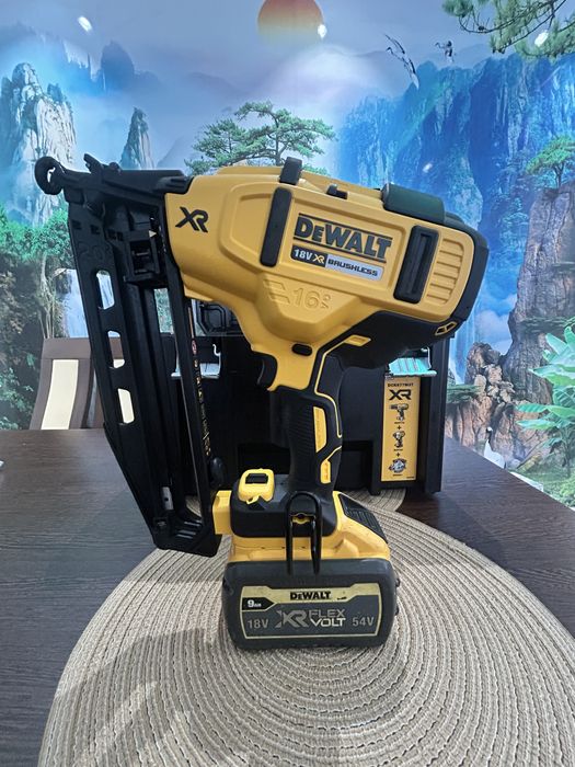 DeWalt pistol de batut cuie DCN660