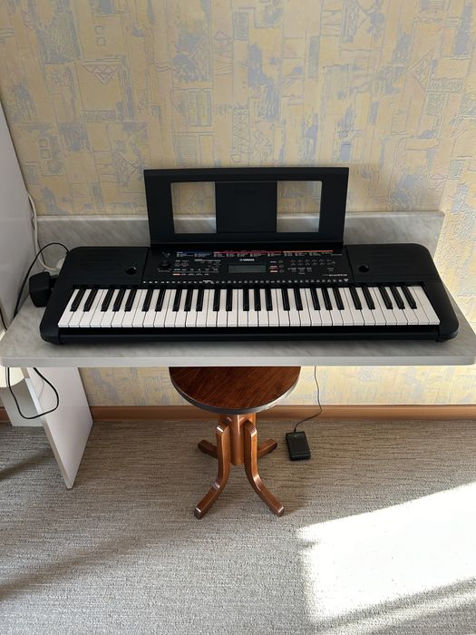 Продам синтезатор Yamaha PSR E263