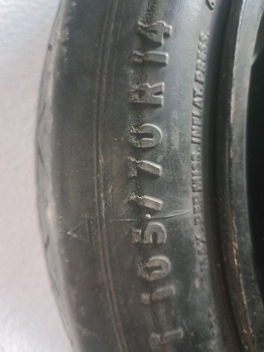 Резервни гуми с крикове ключ кука