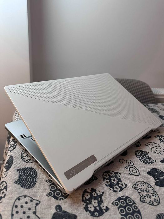 Asus Rog Zephyrus RTX 2060/Ryzen 9 4900HS/1TbSSd/2560x1440p/16Gb Ram