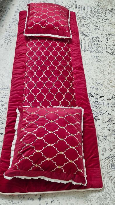 Корпе и подушки новые