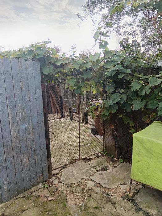 Vind casă zona Ploieștiori , preț 82700 euro.