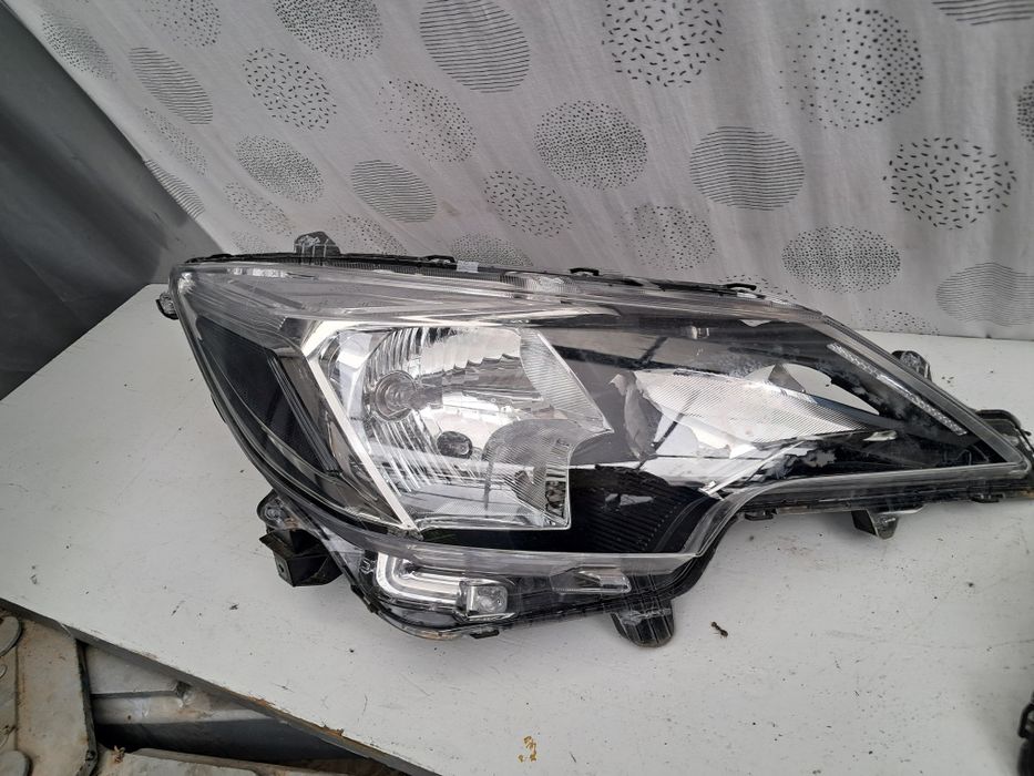 Фар Mitsubishi Spaсe star