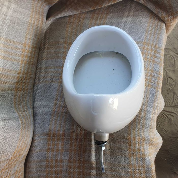 Pisoar de perete cu supapă