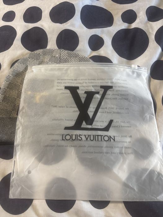 Căciulă Louis Vuitton Damier - Gri/Alb (Purtată o singură dată)