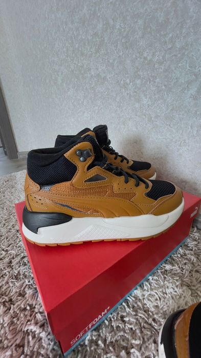 Женские кроссовки