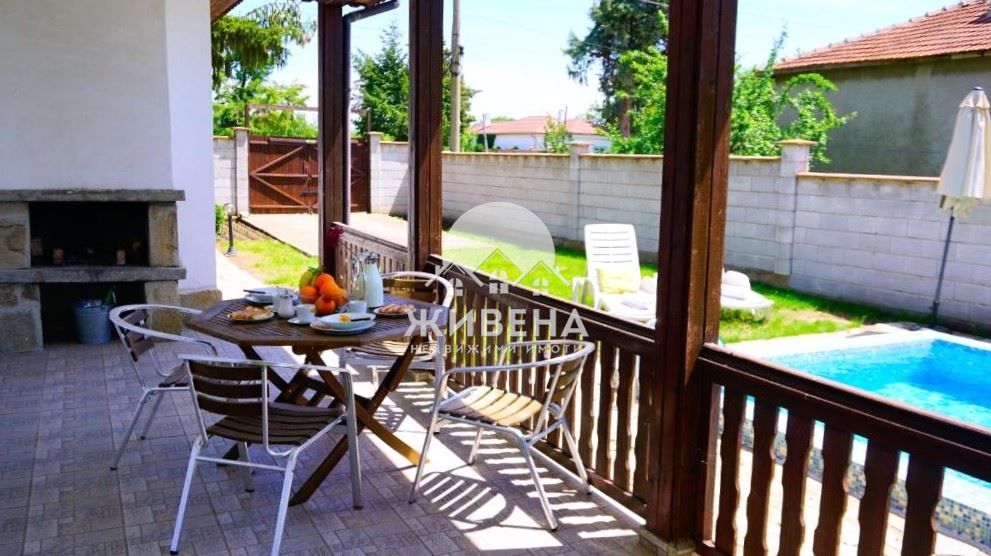 Продава къща с басейн, с.Соколово, обл. Добрич