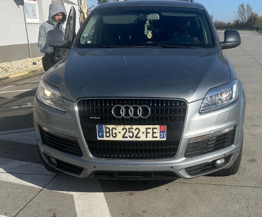 Masina Audi Q7 gri