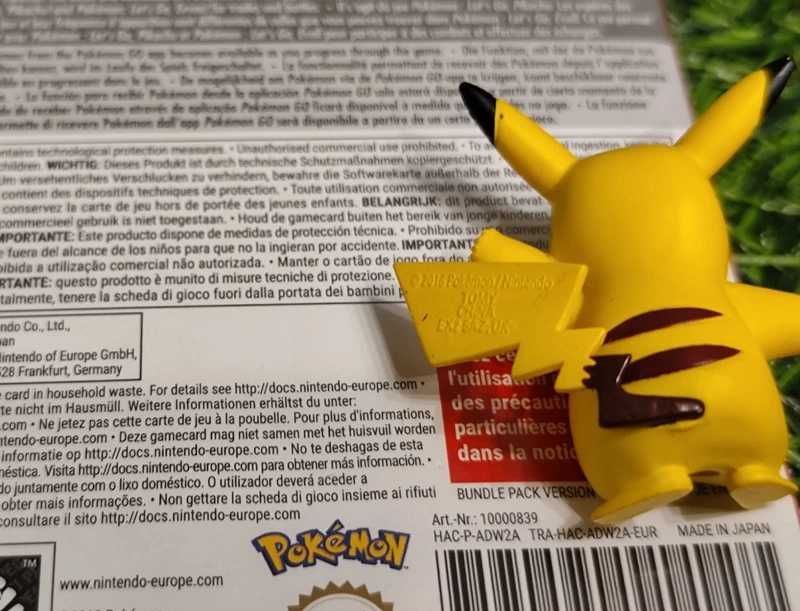 Pachet original Poke Ball Plus + Let's go Pikachu! + Figurina Pikachu