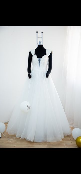Rochie de mireasa+pantofi+decoratiuni