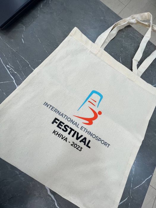 Futbolka, kepka, shopper.