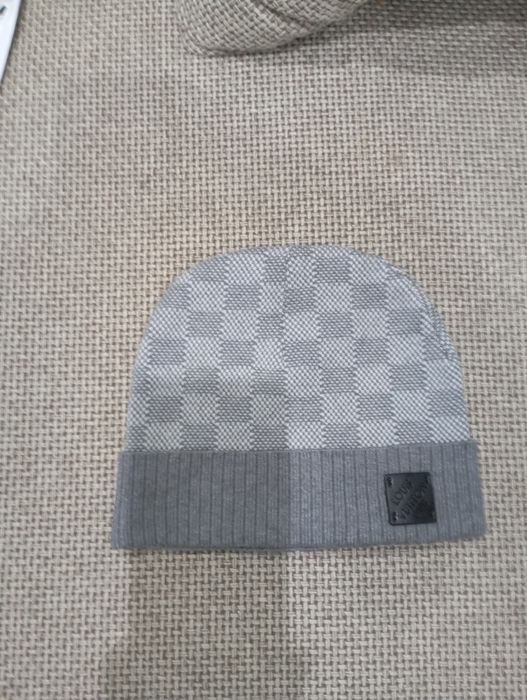 Vând căciulă Luis Vuitton gri