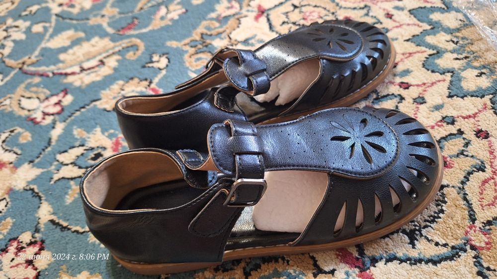 Продам сандалии и туфли для школы