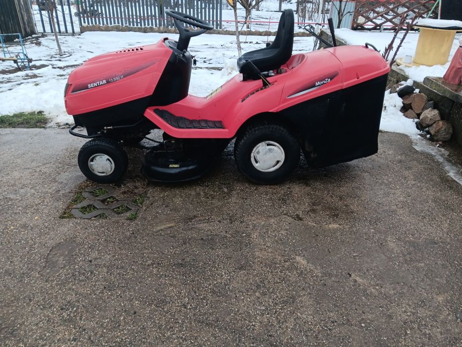 Tractoras de tuns iarba și gazon