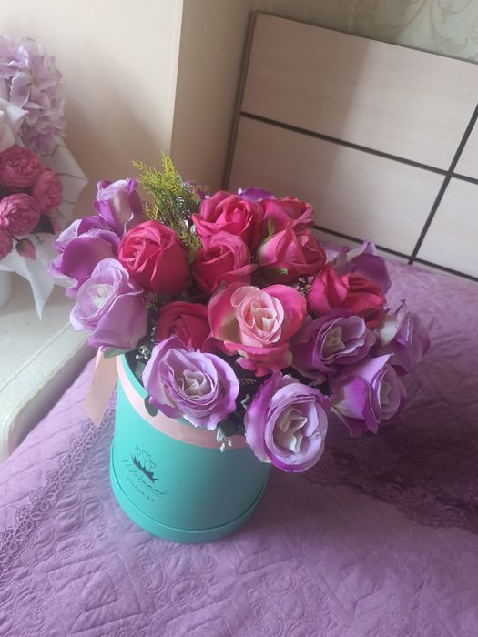 Искусственные цветы в коробке