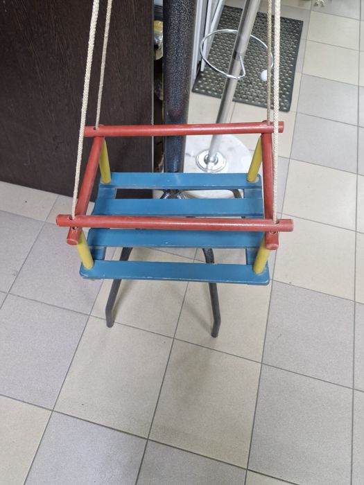 Продам детские качели и стульчик.