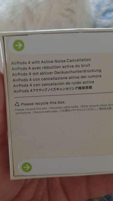 Продам наушники AirPods 4