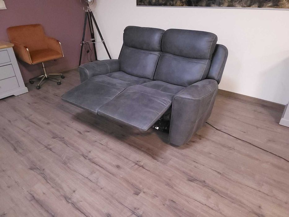 Тъмно сив диван от плат двойка с електрически релаксиращ механизъм