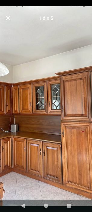 Mobila de bucătărie din lemn masiv