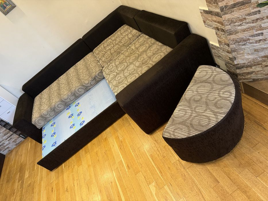 Голям стабилен диван, разтегателен, ъглов,с ракла, табуретки 250/220sm