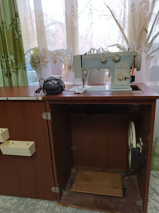 Продам швейную машинку