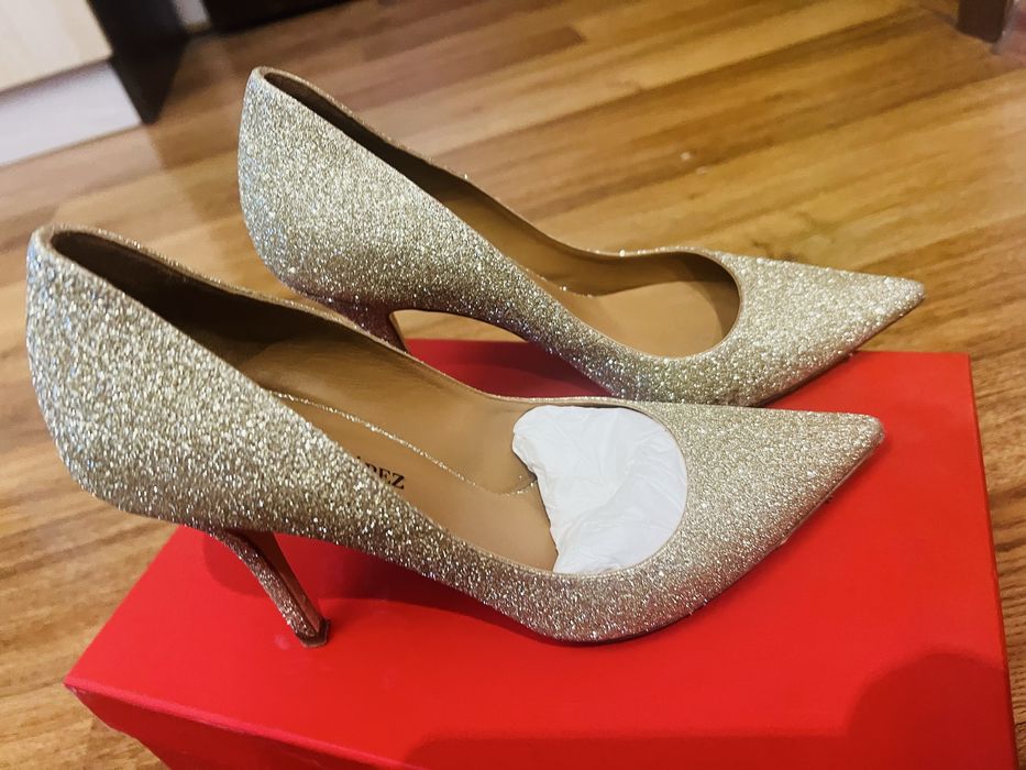 Златисти обувки