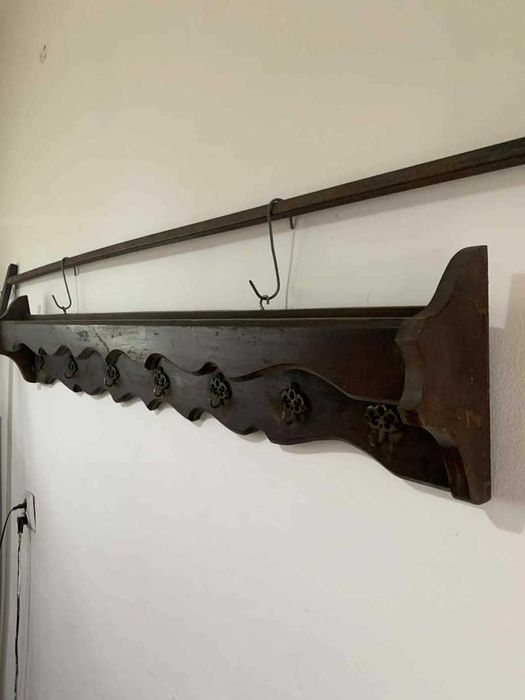 Polita cuier lemn masiv cu aghatatori bronz