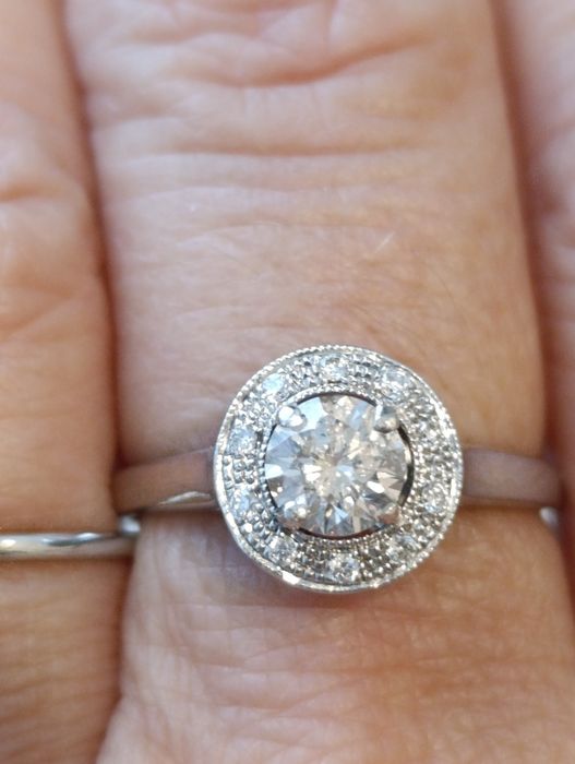 Кольцо с крупным бриллиантом 0,5 карат.