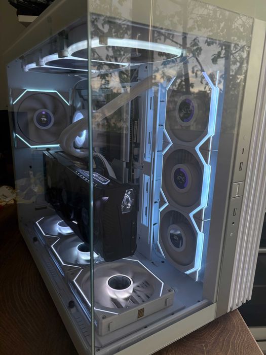 Гейминг Компютър RTX5090 7950x3d 64GB ram 2TB SSD