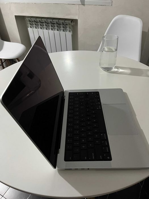 Apple MacBook Pro 14.2” (M3 Pro, 18 ГБ RAM) серого цвета