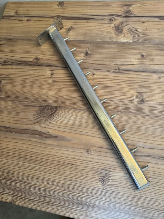 Настенные вешалки для магазинов.