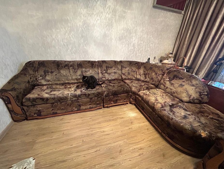 Продается угловой диван не дорогот