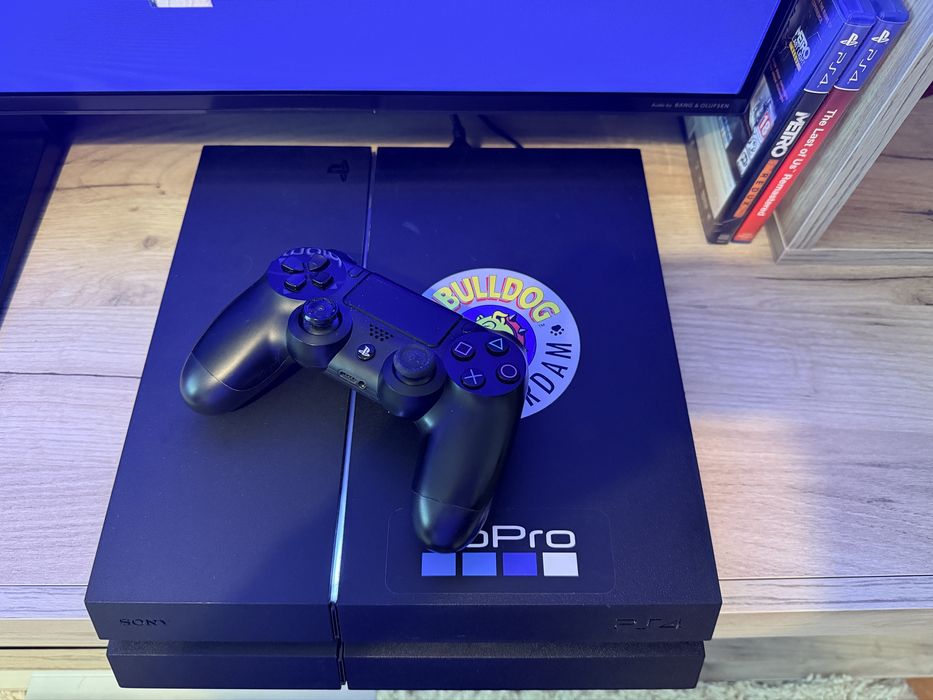 Sony PlayStation 4 500GB + Controller + Jocuri pe Disc