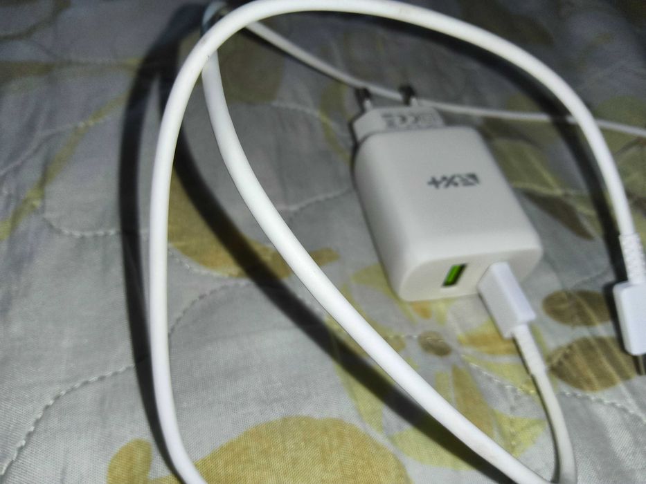 Зарядно с два порта usb -А и usb - C и кабел