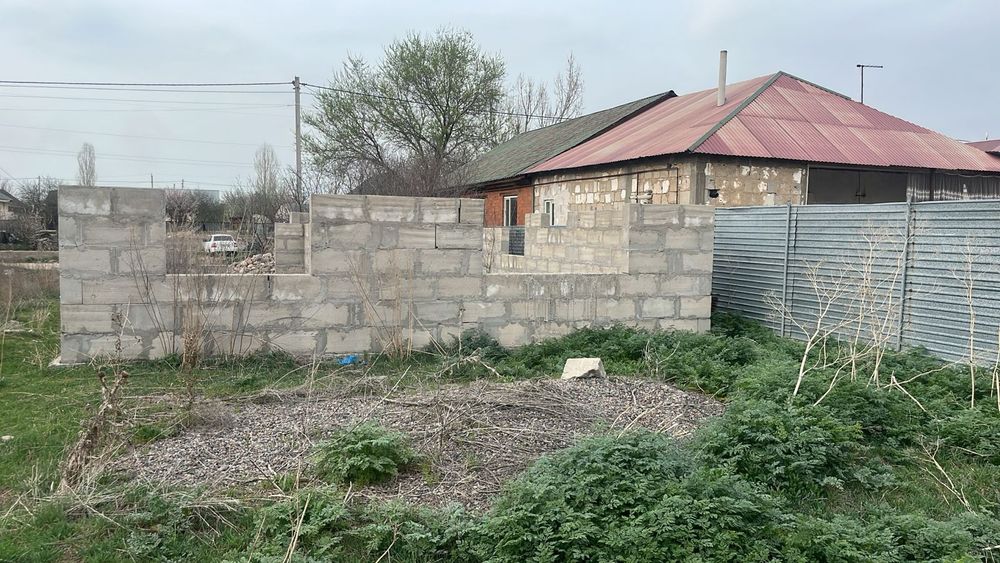 Продам участок 8 соток,с недостроенным домом .