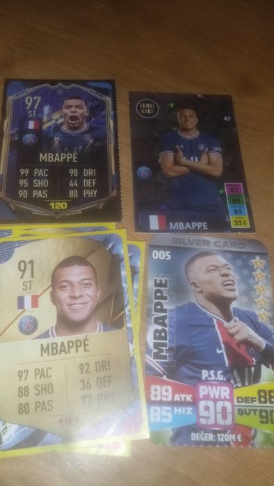 Карти на футболисти