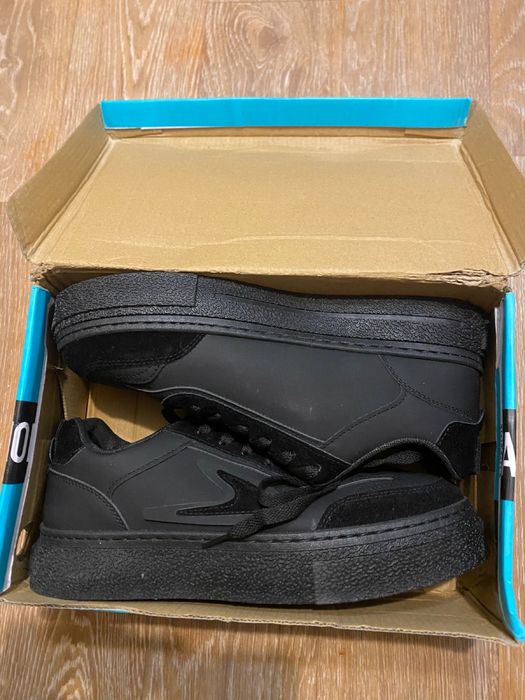 Продам новые кроссовки