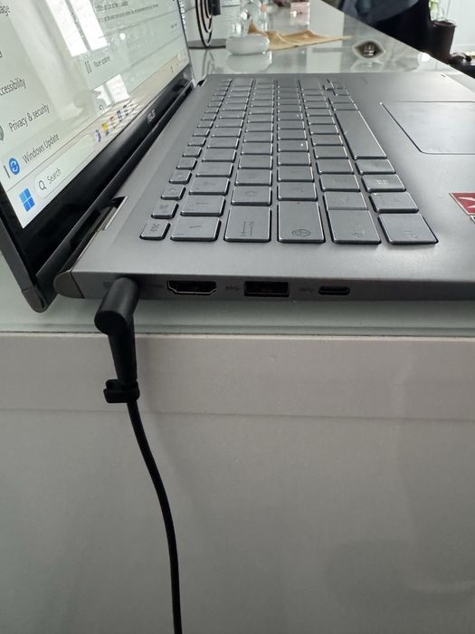 Asus Zenbook UX462DA, ultra portabil, touch screen